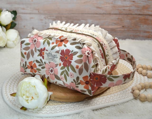 Meadow Lace Carry Cosmetic Bag