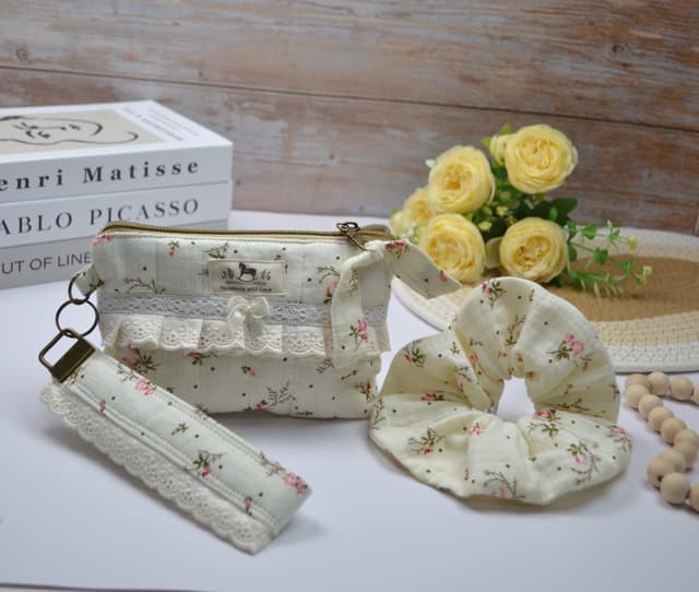 Cream Meadow Travel Set